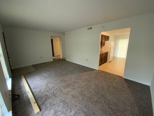 Building Photo - 3 Bedroom/1.5 bathroom Duplex