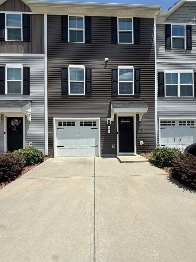 Building Photo - 3/2.5 Townhome Available Now in Simpsonville!