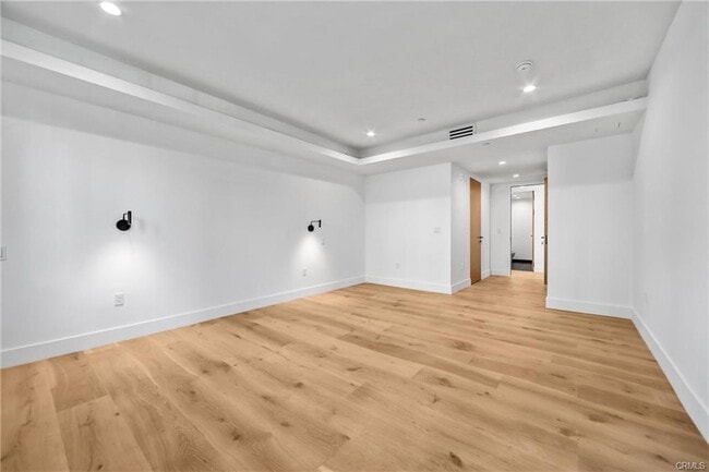 Building Photo - 10352 Riverside Dr Unit 102A