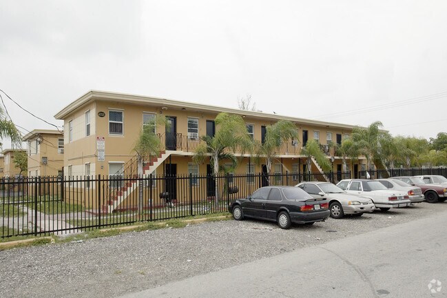 2740 NW 42nd St - Hampton House Apartments