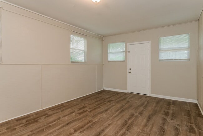 Photo - 304 Citizen St