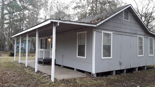 Building Photo - Cozy House located in a very quiet neighborhood, perfect for a small family or young professional!