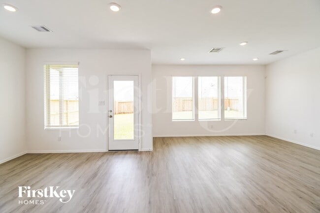 Photo - 707 Willow Harbor Ln