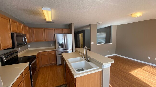 Photo - 3 Bedroom, 2.5 Bath Townhome with One Car Garage in Waterford Lakes Orlando!