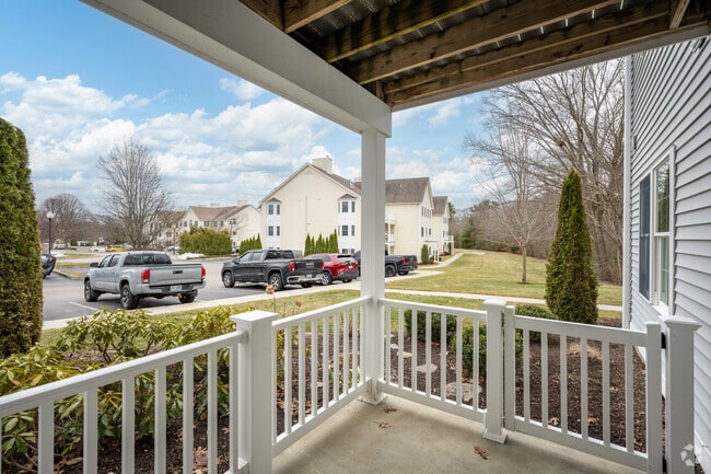 2BR, 2BA - 977SF - Patio
