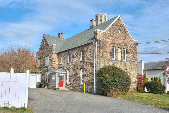 Building Photo - 300 Soundview Ave Unit Townhouse