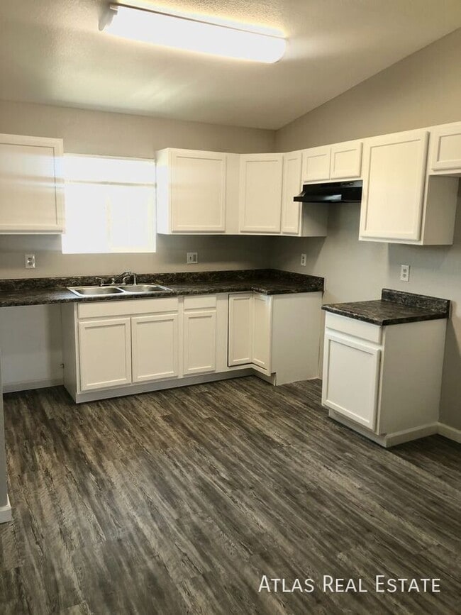 Building Photo - 465 W Ivyglen St Unit 216