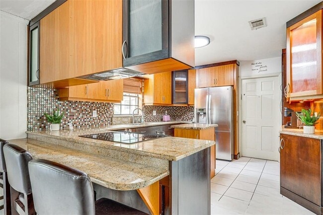 920 Lakeview Dr