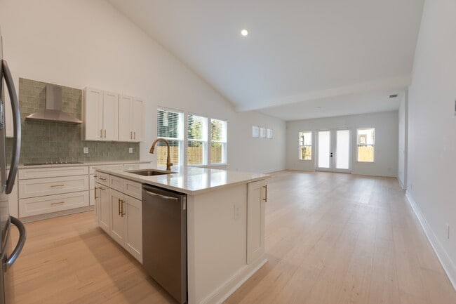 Photo - 451 E 7th St