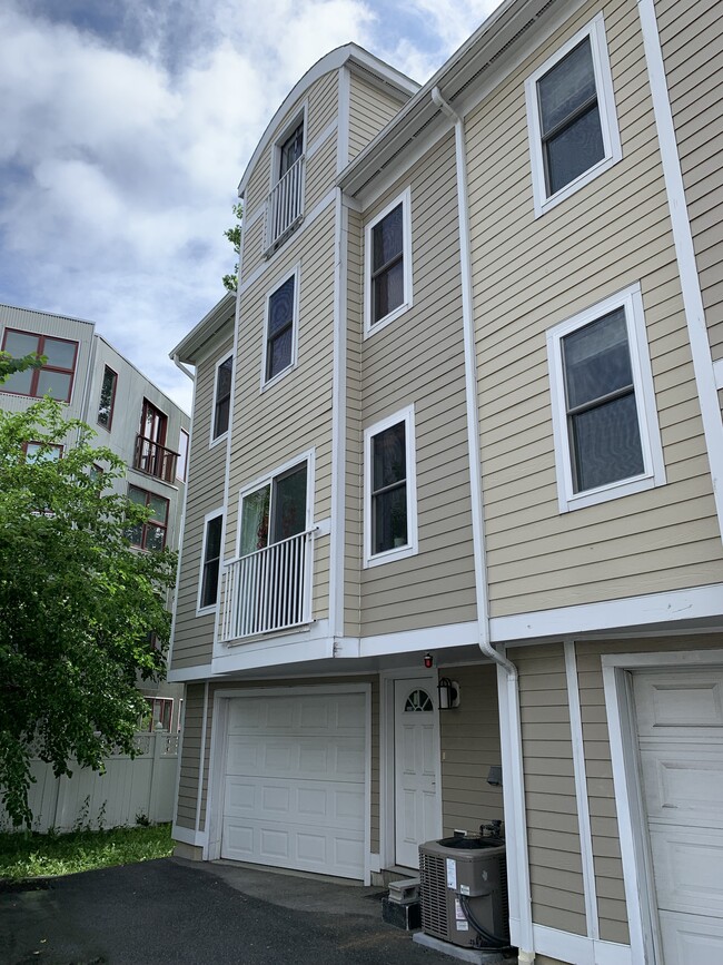 Building Photo - 477 Concord Ave