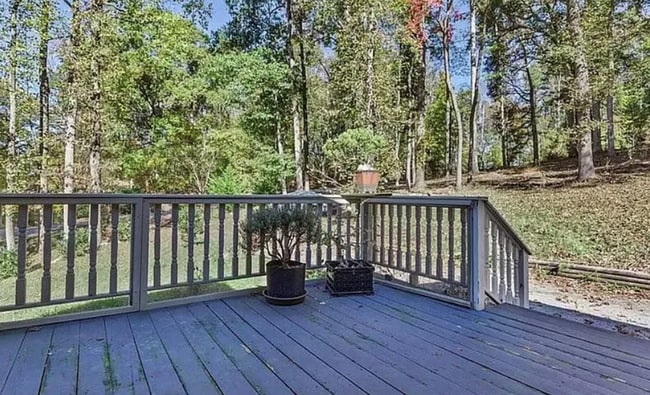 Photo - Beautiful and Spacious! Upgraded Multi-level Retreat with Lake Access, Golf, and Resort- Style Am... Unidad 620 Point Road