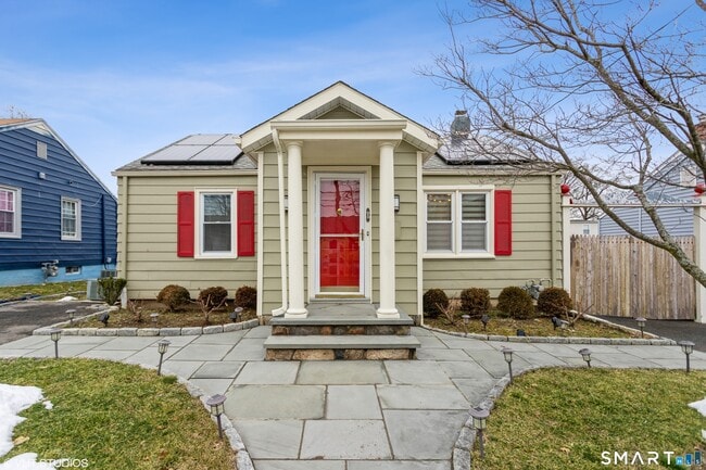 Photo - 680 Queen St