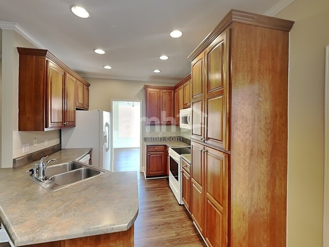 Photo - 2404 Adelaide Dr