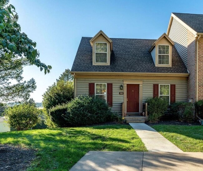 Building Photo - 2BR/2.5BA End Unit Condo | Central York SD | Open Layout | Parking + Patio | Spacious Living!