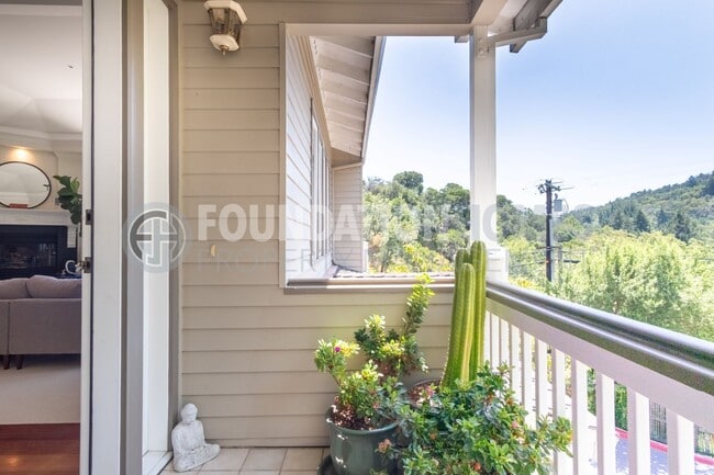 Building Photo - Sunny Larkspur Hillside Retreat - A/C - Ho... Rental