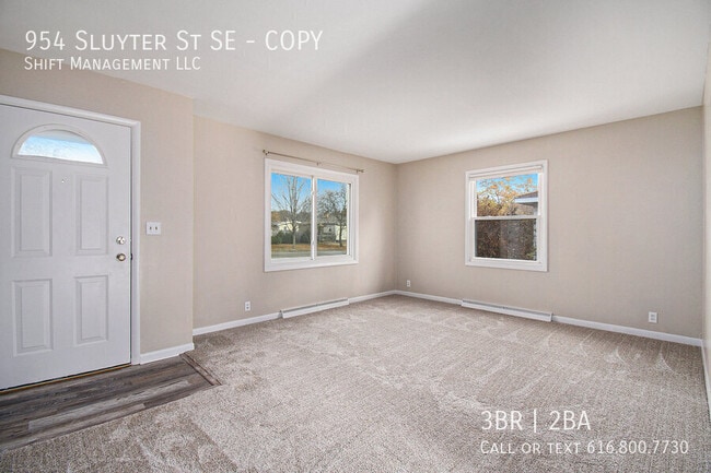 Photo - 954 Sluyter St SE