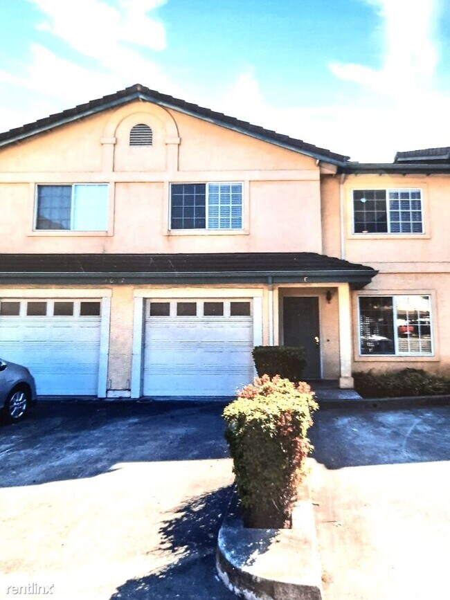 2 br, 2.5 bath Townhome - 3017 Grove Way - 2 br, 2.5 bath Townhome - 3017 Grove Way