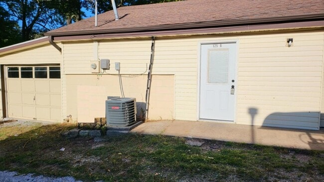 Building Photo - 125 E Neosho St Unit B Rental