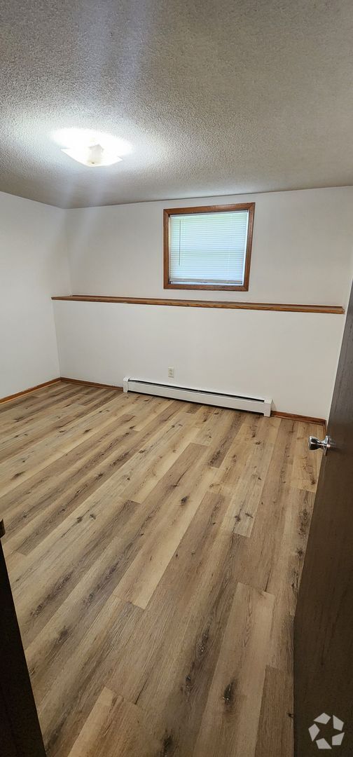 Building Photo - 2 bedroom 1 bath basement apartment Unit 5