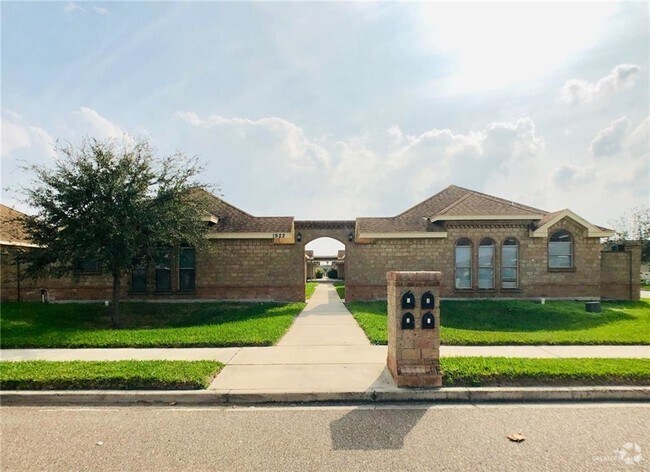 Building Photo - 1922 Upland Dr Unit 1 Rental