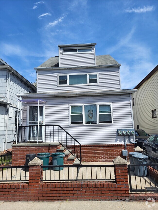 Building Photo - 42-33 78th St Unit 2nd Floor Rental