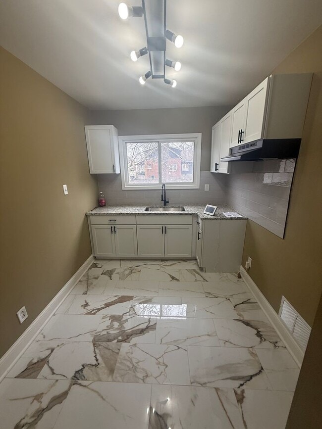 Building Photo - 15512 Mendota St Unit 2