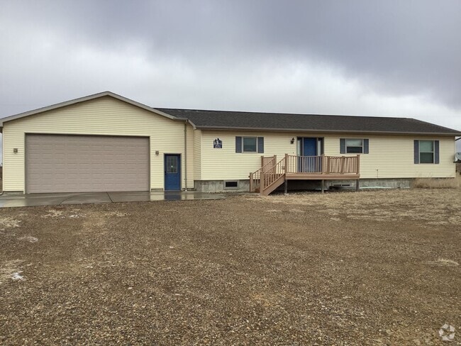 Building Photo - RURAL!!! 4 bedroom, 3 bath Single Family Home