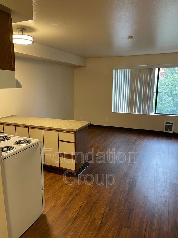 Photo - 321 10th Ave