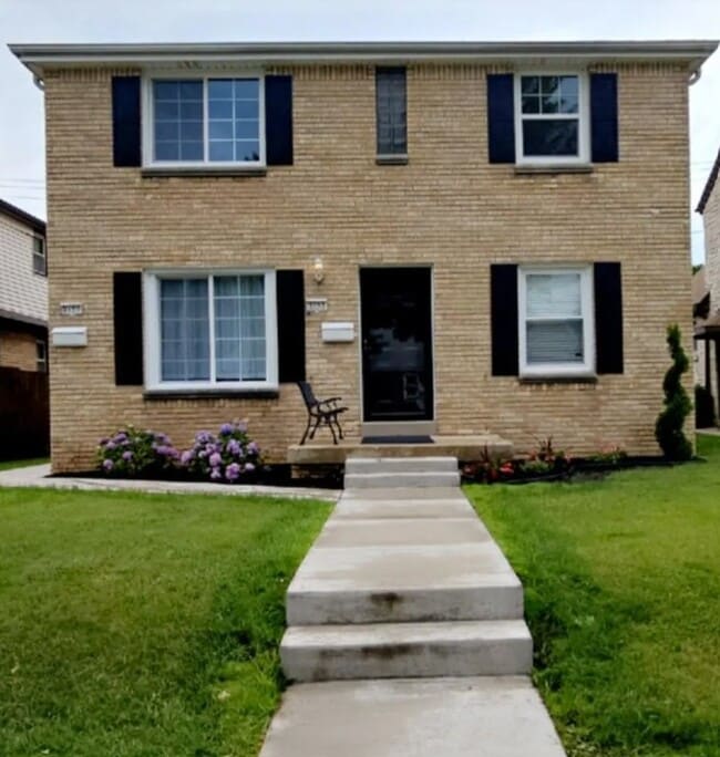 Building Photo - 3155 S 39th St Unit Charming Jackson Park Rental