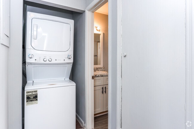 2BR, 1BA - 900 SF