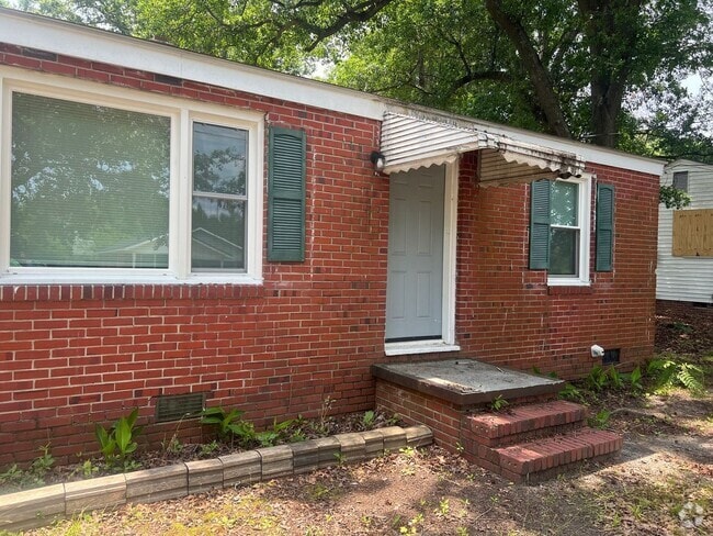 Building Photo - 3 Bedroom Brick House