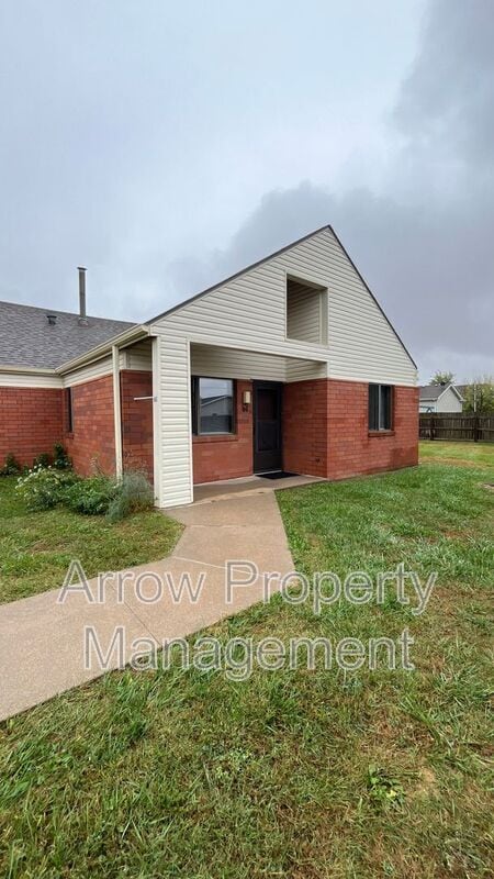 Building Photo - 11141 N 137th St Unit 61