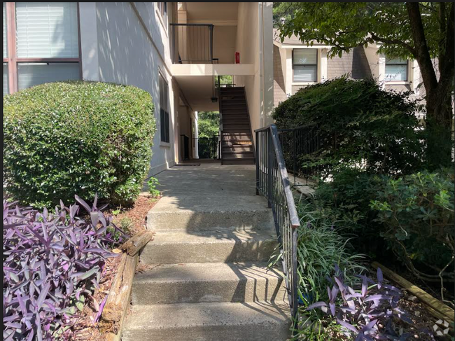 Building Photo - Room in Condo on Huntingdon Chase