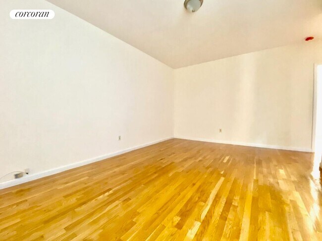 Photo - 585 Isham St