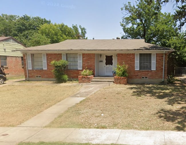 Building Photo - 3 Bed 2 Bath Brick Home with Laundry Hooku...
