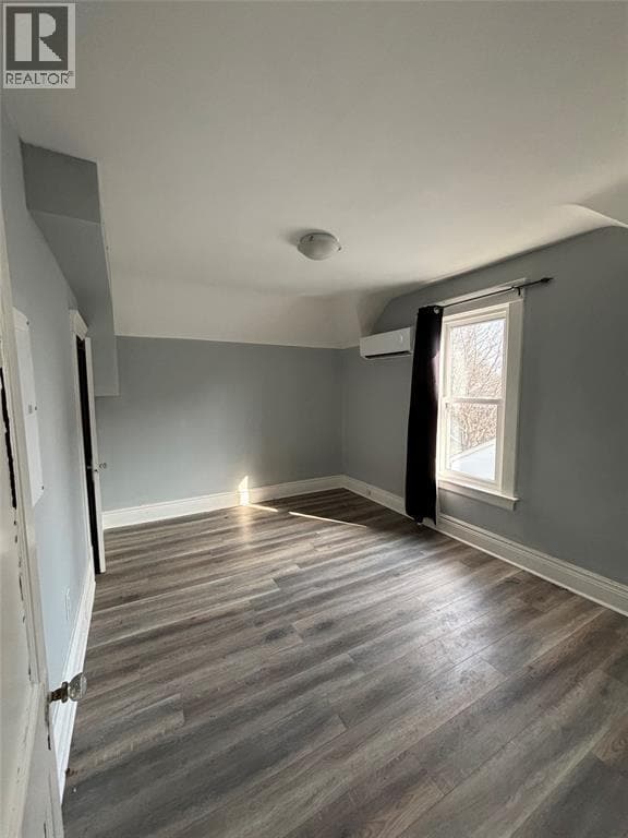 Photo - 226 Vidal St S