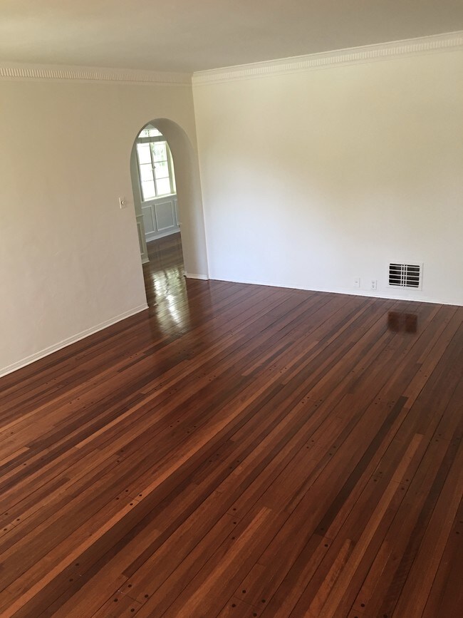 Living Room, reverse - 5211 W 9th St Apartamentos Unidad 5211 w. 9th Street