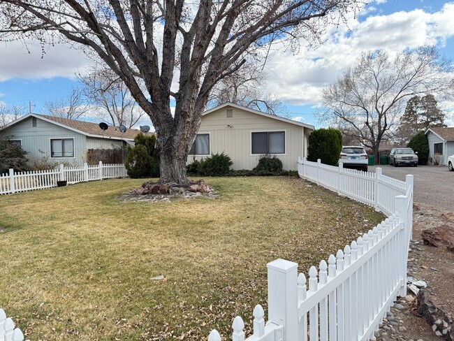 Building Photo - Charming 2 bedroom, 1 bath Duplex Rental