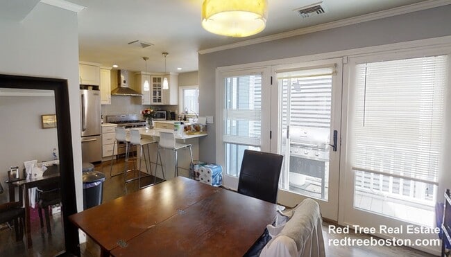 Photo - 329 W 4th St