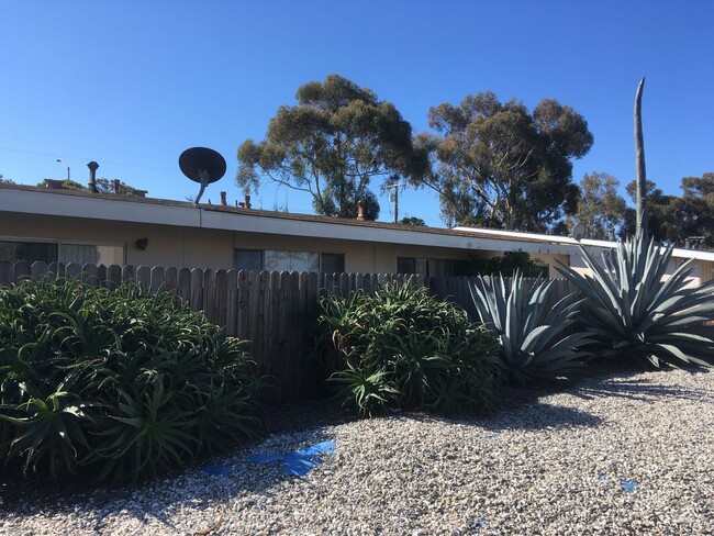 Building Photo - Mid Town Ventura - One Bedroom, One Bathro... Rental