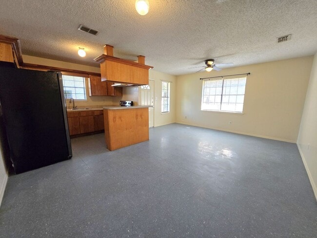 Photo - Quaint 2BD/1BTH apartment with a big back ...