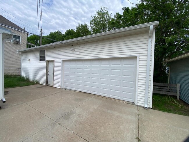 Photo - 906 W 10th St