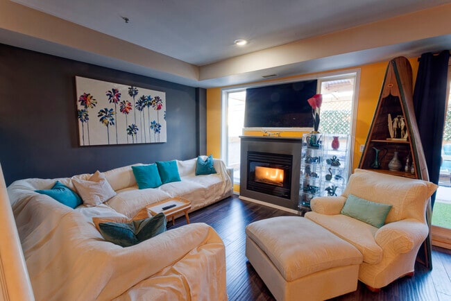 Building Photo - 10728 Whyte Av NW