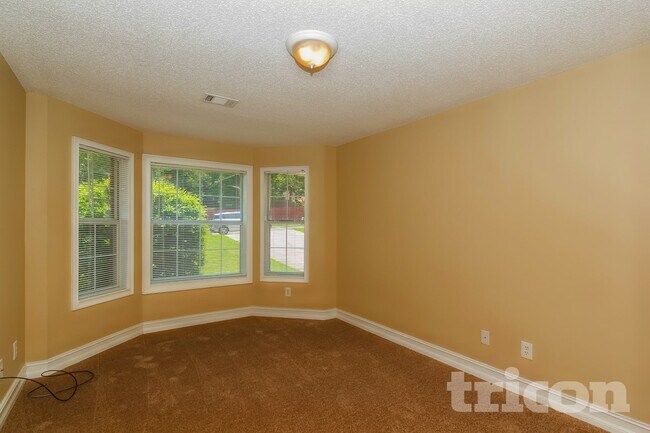 Photo - 305 Emerald Trce