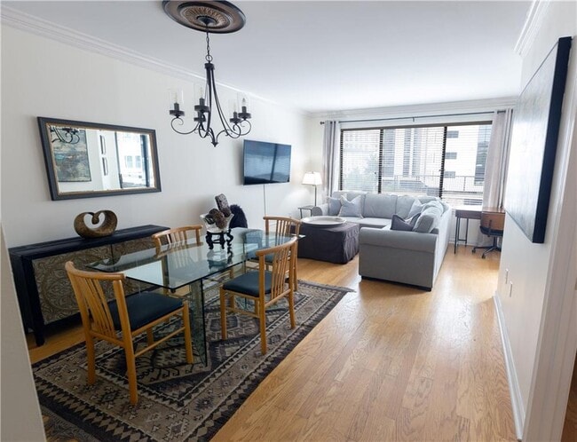 Building Photo - 3481 Lakeside Dr NE