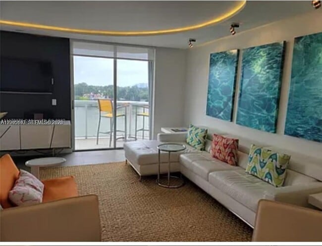 Building Photo - 5880 Collins Ave Unit 604