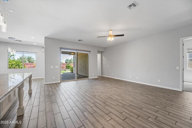 Photo - 884 E Ladbroke Way