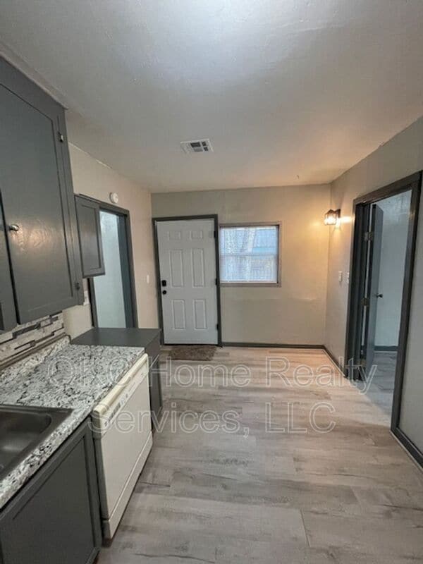 Photo - 120 W Beech St