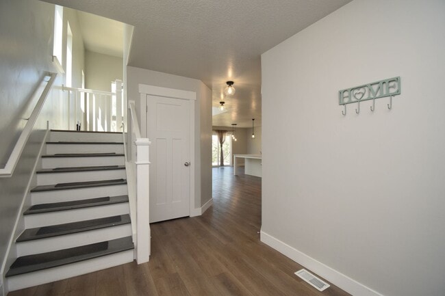 Photo - Quiet Family Friendly 4 Bed Home in Bluffdale!!
