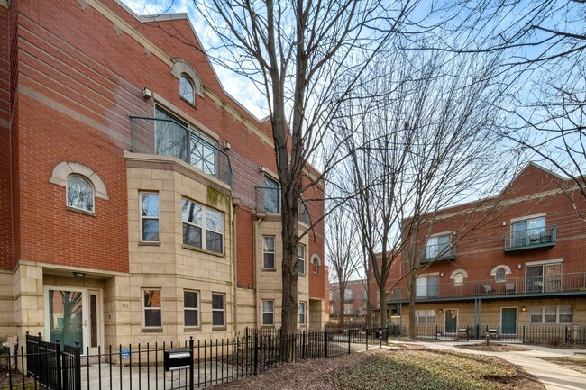 Building Photo - 4530 S Woodlawn Ave Rental